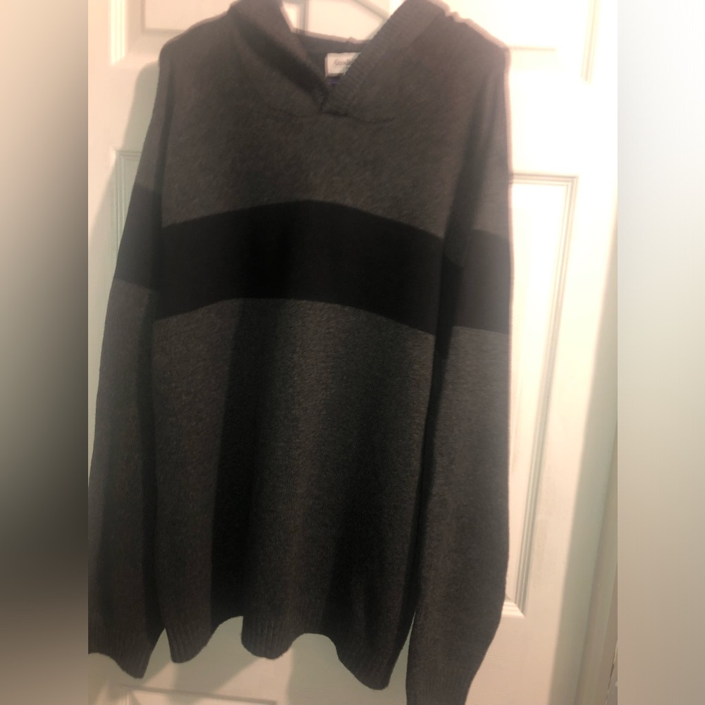 - 2X hooded sweater NWT dark gray and black